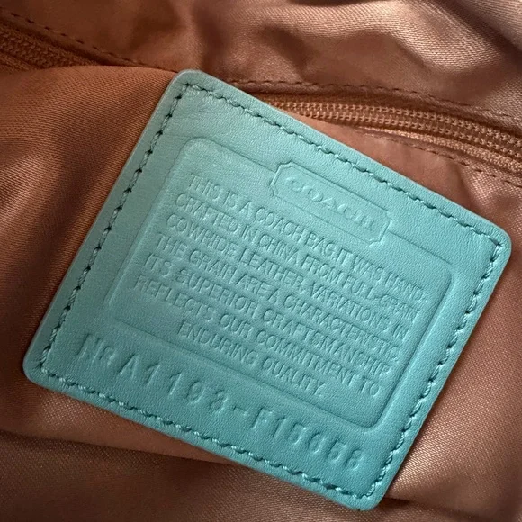 **SALE**Coach Light Green Patent Leather Shoulder Bag with Kisslock inside - Picture 4 of 16